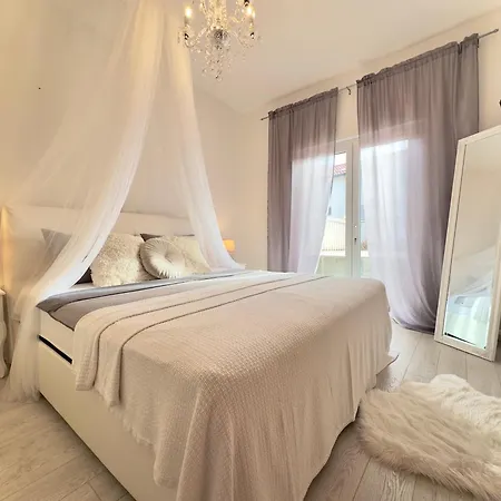 Elite Flos Apartment