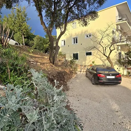 Elite Flos Apartment *